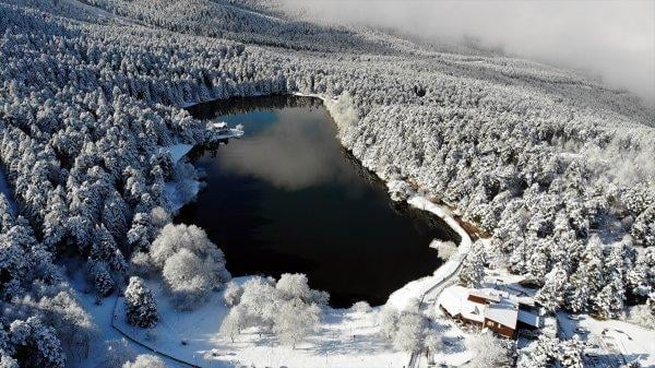 Etkili olan kar yağışı Gölcük Tabiat Parkı'nda güzel görüntüler oluşturdu