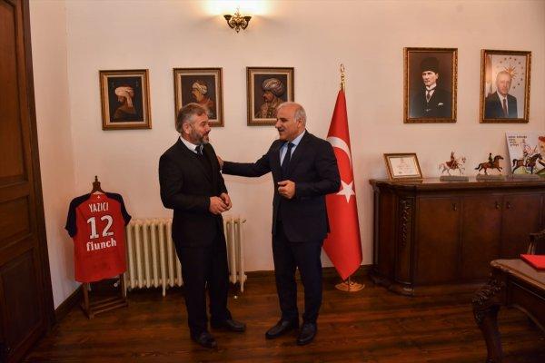 Fenalaşan yolcuya ilk müdahaleyi yapan sürücü ödül aldı