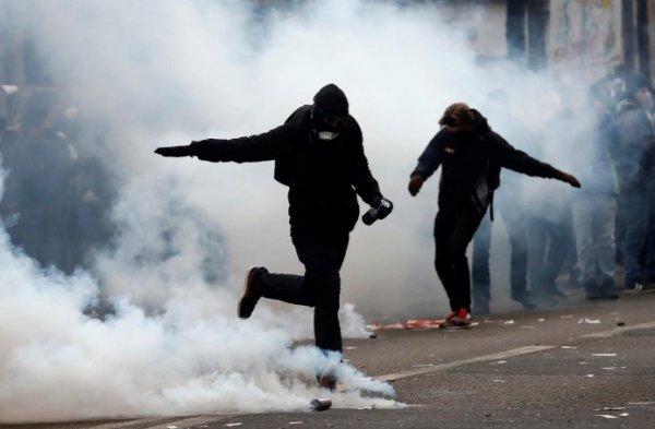 Fransız polisi göstericileri yerlerde sürükledi