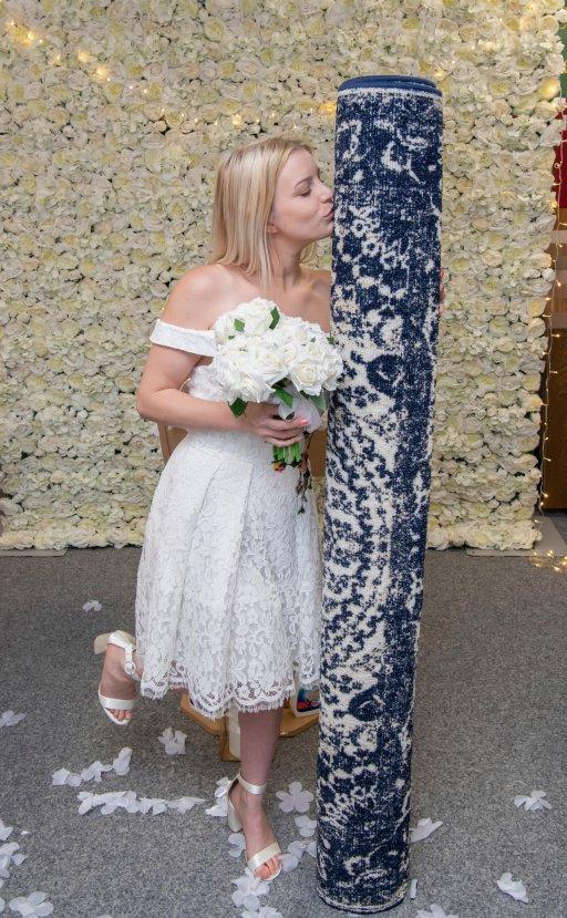 İngiltere'de 26 yaşındaki kadın halıyla evlendi