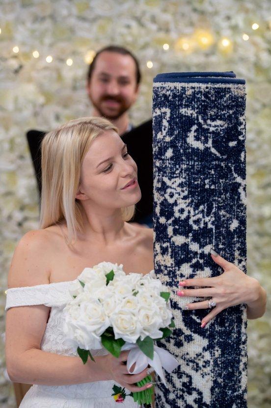 İngiltere'de 26 yaşındaki kadın halıyla evlendi