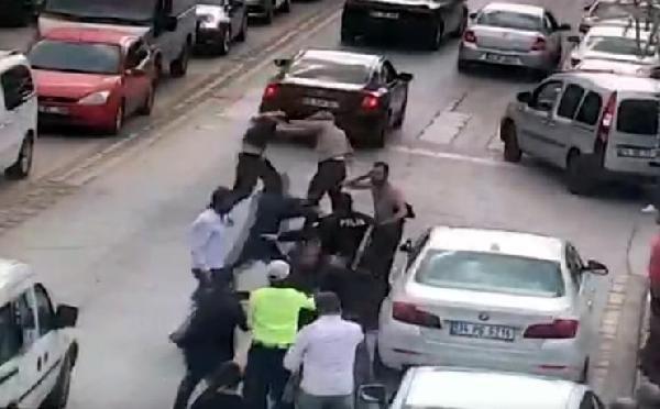 Mahkeme sonrası tartıştığı genci öldürdü