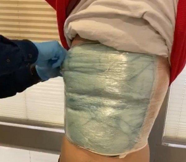 Streç filmle vücuduna sardığı uyuşturucuyla yakalandı