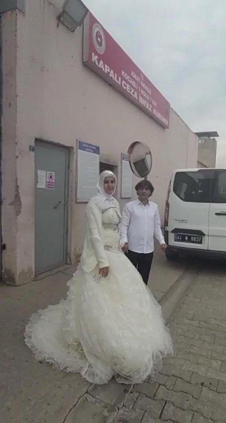 Cezaevi çıkışında karşıladığı eşi elinde sigara söndürdü