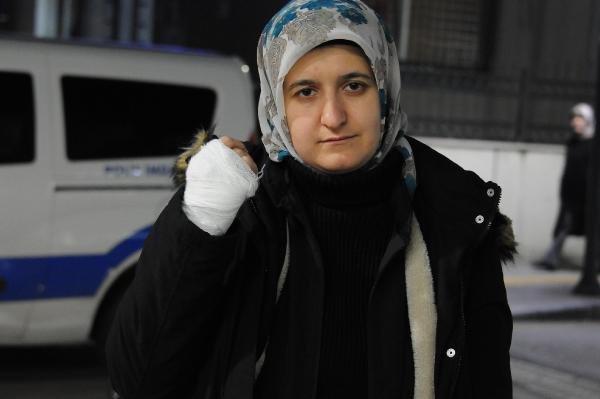 Cezaevi çıkışında karşıladığı eşi elinde sigara söndürdü