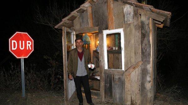 Durakta yaptığı kulübenin içini her sabah ısıtıyor