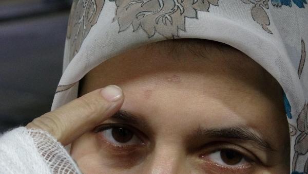 Cezaevi çıkışında karşıladığı eşi elinde sigara söndürdü