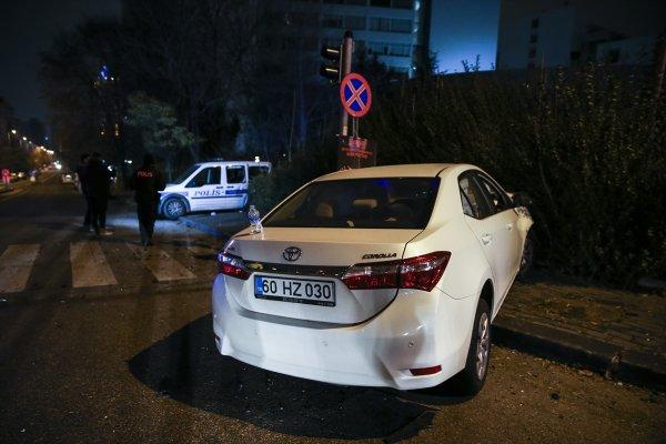 Başkentte bir otomobil polis aracına çarptı: 3 yaralı