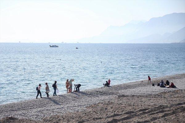 Antalya'da aralıkta denize girdiler