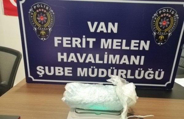 Streç filmle vücuduna sardığı uyuşturucuyla yakalandı