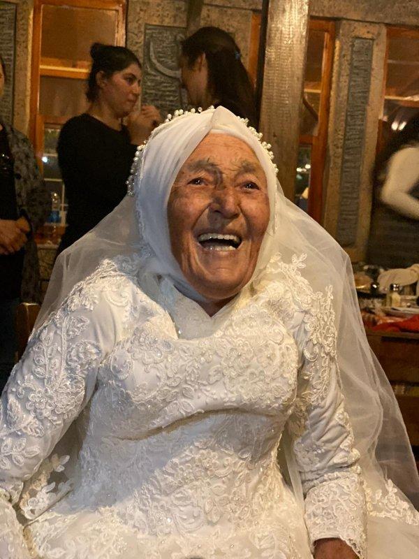 Döndü ninenin 70 yıllık gelinlik hayali gerçek oldu