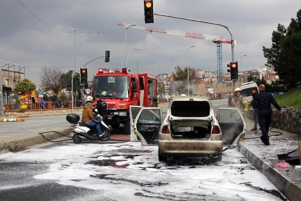 Yanan araçtan canını hiçe sayıp kayınvalidesini kurtardı