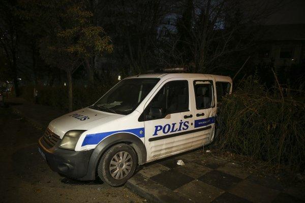 Başkentte bir otomobil polis aracına çarptı: 3 yaralı