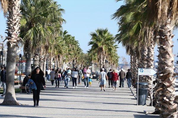 Antalya'da aralıkta denize girdiler