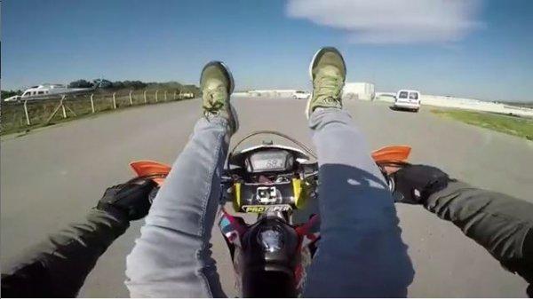 Motosikletli maganda İstanbul sokaklarında