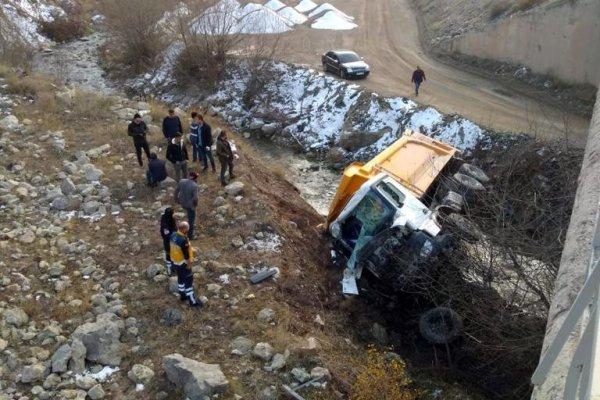 Gümüşhane'de köprüden düşen kamyonun sürücüsü öldü
