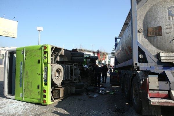 Kocaeli'de özel halk otobüsüne tanker çarptı: 25 yaralı