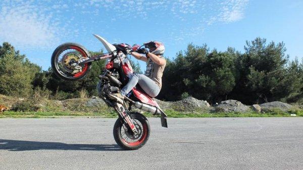 Motosikletli maganda İstanbul sokaklarında