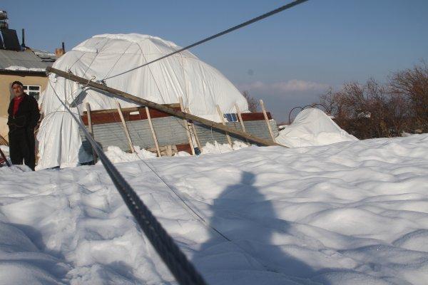 Elazığ'da direkler devrildi, köy elektriksiz kaldı