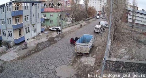 Liseli öğrenciyi zorla minibüse bindirenler yakalandı