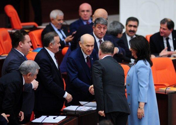 TBMM'de 2020 bütçe görüşmelerinde MHP-HDP tokalaşması