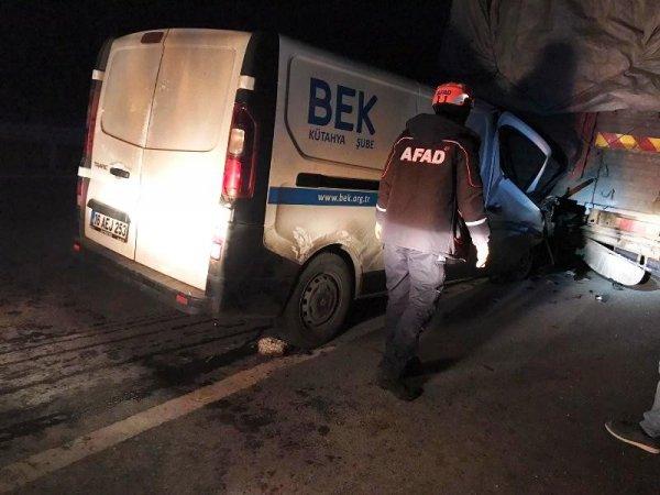 Kütahya'da otomobil tıra arkadan çarptı