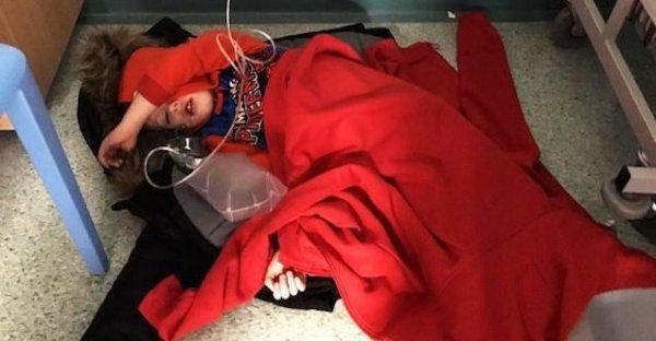 4 saat yatak bekleyen çocuk Boris Johnson'a özür diletti