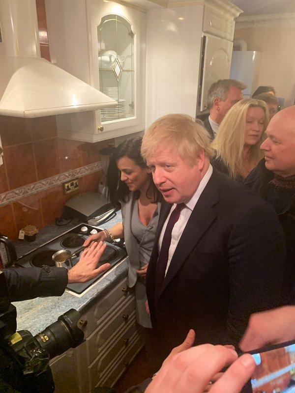 Şarkıcı Eylem ve Boris Johnson'dan kahve keyfi