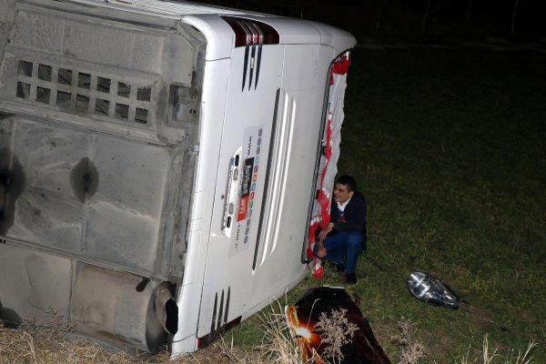 Erzincan'da yolcu otobüsü bir araca çarpıp şarampole uçtu