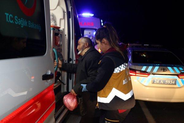 Erzincan'da yolcu otobüsü bir araca çarpıp şarampole uçtu