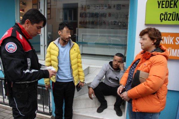 Zehir taciri ile kullanıcılarına cami önünde baskın