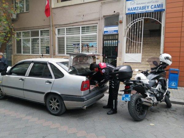 Zehir taciri ile kullanıcılarına cami önünde baskın