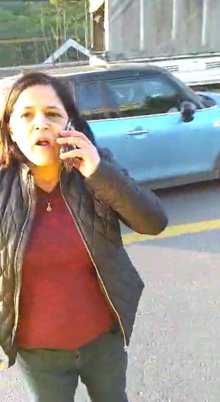 Otobüsün önünü kesti, yolu trafiğe kapattı