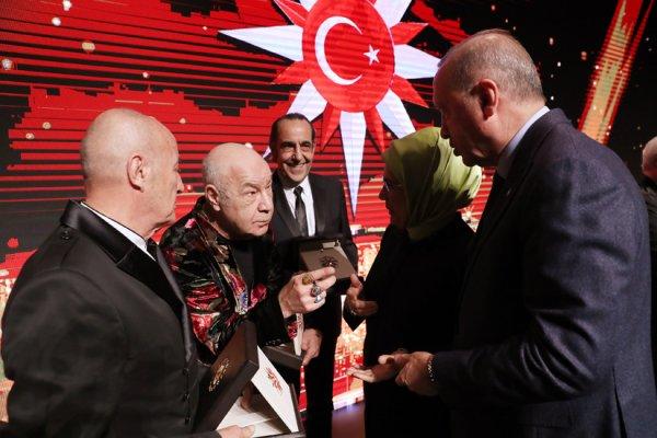 Cumhurbaşkanı'ndan ödül alan Mazhar Alanson linç ediliyor