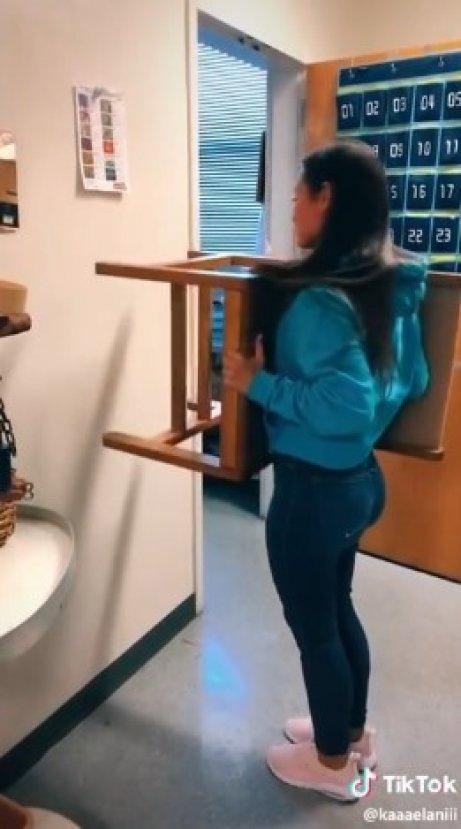 Sandalye ile erkeklerin yapamadığı akım