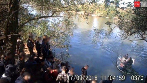 Göçmenleri zorla Türkiye sınırına bırakan Yunan askerleri