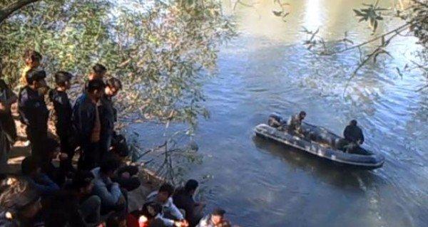 Göçmenleri zorla Türkiye sınırına bırakan Yunan askerleri