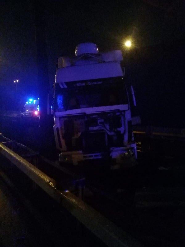 Mersin'de iki tırın çarpıştığı kazada 5 kişi yaralandı