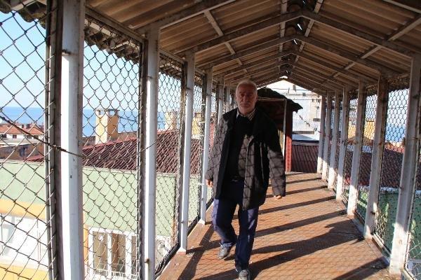 Rize'de yangın merdiveni çatıya kuruldu