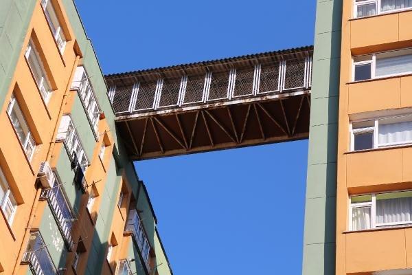 Rize'de yangın merdiveni çatıya kuruldu