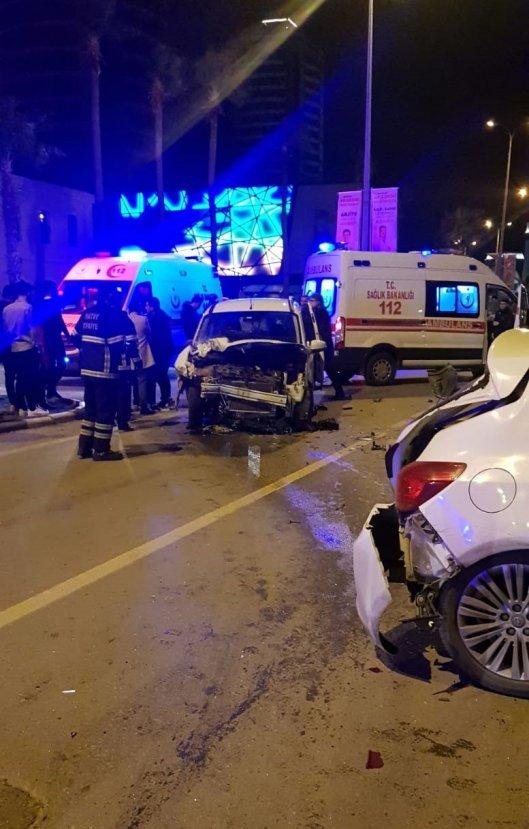 Hatay'da bir araç park halindeki 6 otomobile çarptı