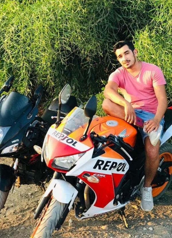 Kontrolden çıkan otomobil iki gencin sonunu getirdi