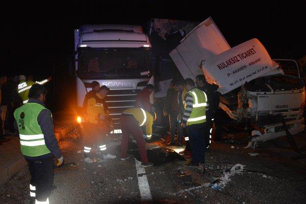 Antalya'da kamyonet park halindeki tıra çarptı