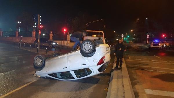 Fatih'te şüphelileri kovalayan polis aracı kaza yaptı