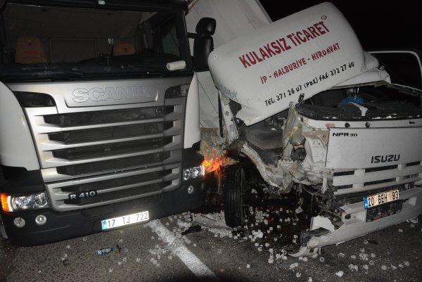 Antalya'da kamyonet park halindeki tıra çarptı