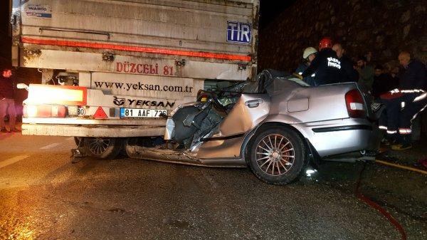 Düzce'de bir otomobil seyir halindeki tıra arkadan çarptı