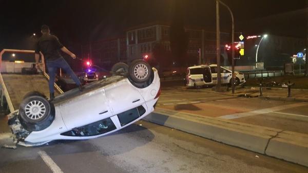 Fatih'te şüphelileri kovalayan polis aracı kaza yaptı