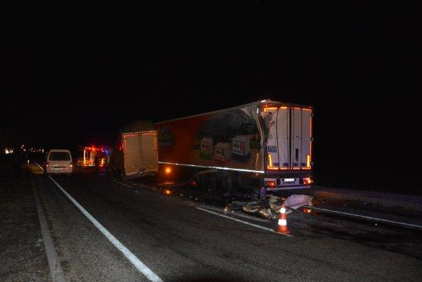 Antalya'da kamyonet park halindeki tıra çarptı