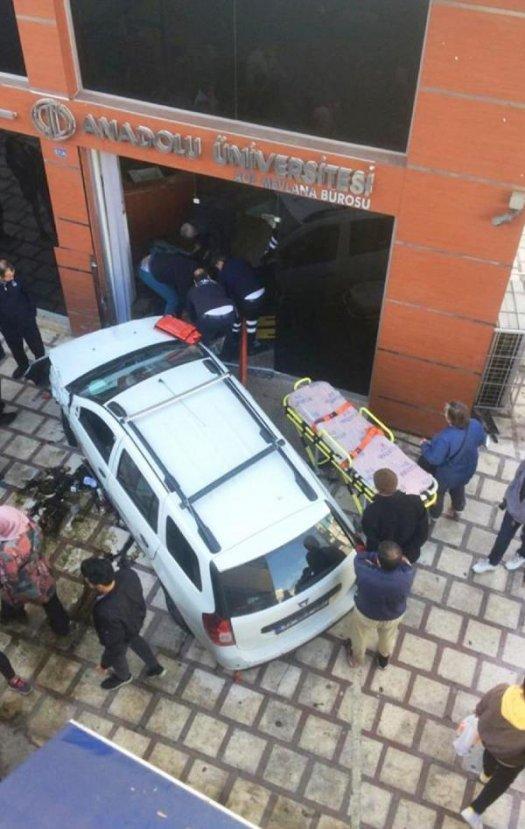 Kontrolü kaybeden sürücünün kazası kamerada