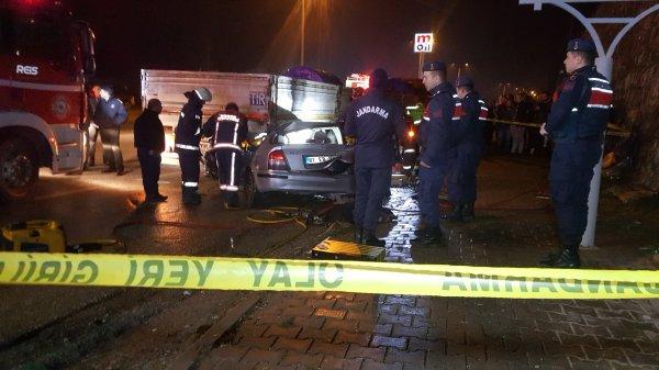 Düzce'de bir otomobil seyir halindeki tıra arkadan çarptı